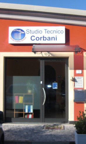 sotto all'insegna si trova l'ingresso del nostro studio